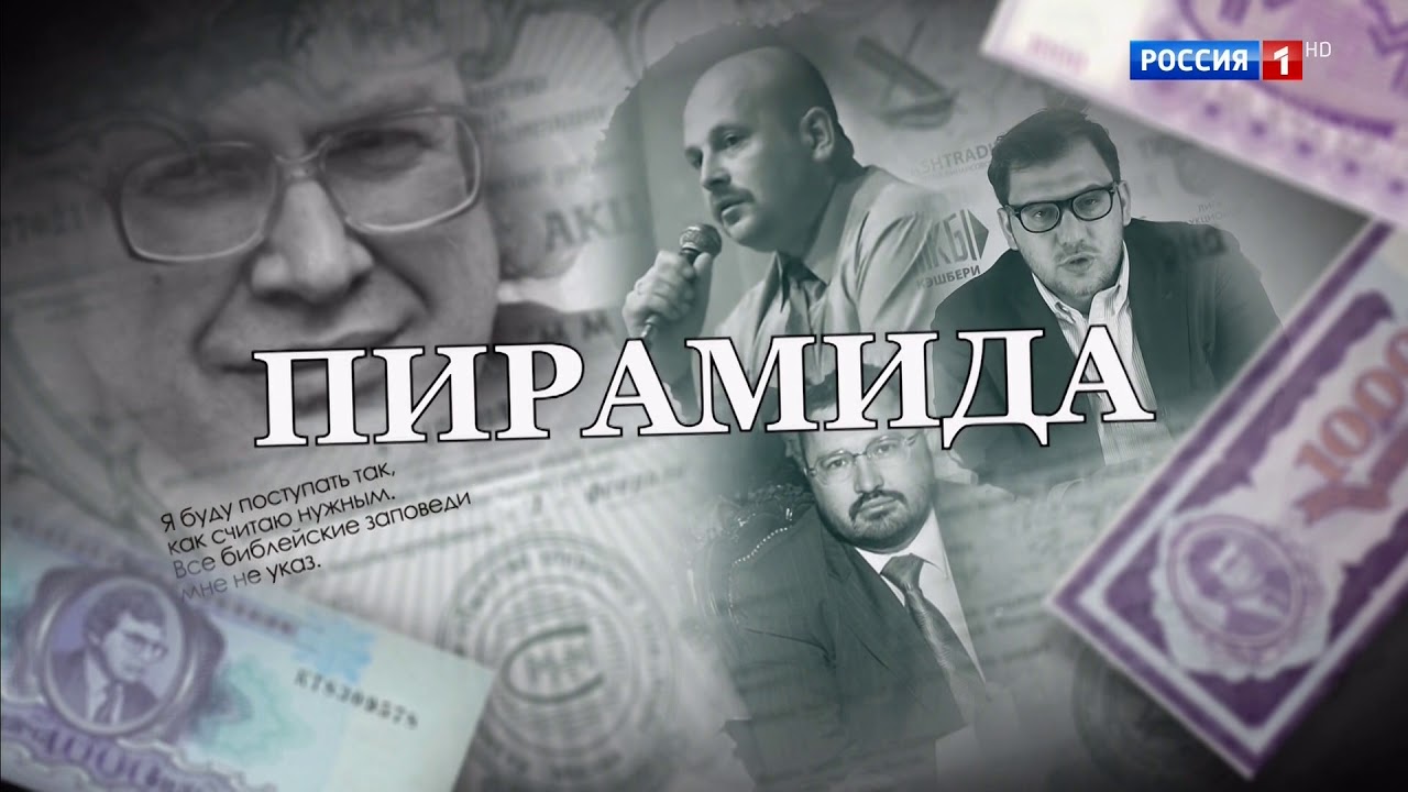 Мужчина в очках и костюме с деньгами в руках, стоит взрослый.